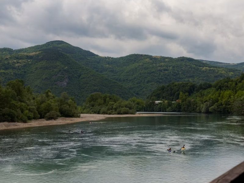DOZIVAO JE POMOĆ, ALI JE UBRZO NESTAO U VODI: Ronioci i spasioci tragaju za nestalim maloletnikom u Drini!