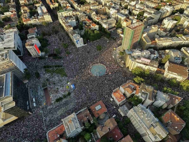 DIREKTOR POLICIJE IZNEO PROCENU MUP-A: Na Slaviji manje ljudi nego na protestu SNS ispred Skupštine (?!)