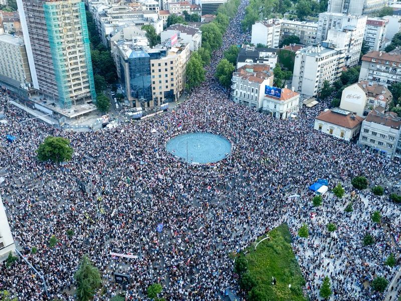 SLAVIJA KRCATA, SVE SPREMNO ZA PROTEST: Građani ispunili i okolne ulice, a ljudi i dalje pristižu iz svih delova Beograda i Srbije (VIDEO UŽIVO, FOTO)
