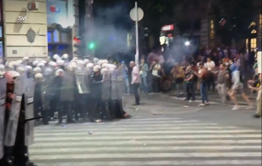 ŽESTOK SUKOB POLICIJE I GRAĐANA U BEOGRADU: Gorele ulice oko Pionirskog parka, policijska hapšenja u toku! (VIDEO UŽIVO)