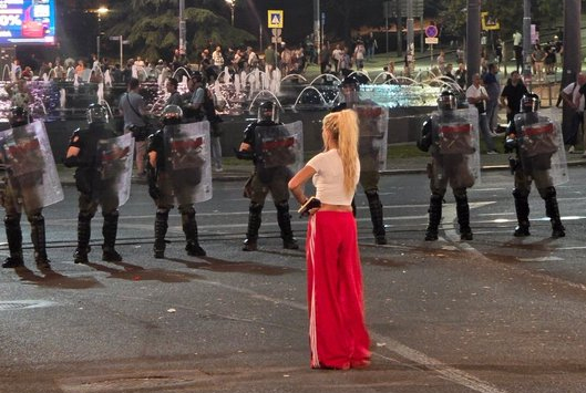 POLICIJA PRIVELA „ŽENU U CRVENOM“ SA STUDENTSKIH PROTESTA: „Upali su joj danas na trening i odveli je, niko nema informacije o njoj!“