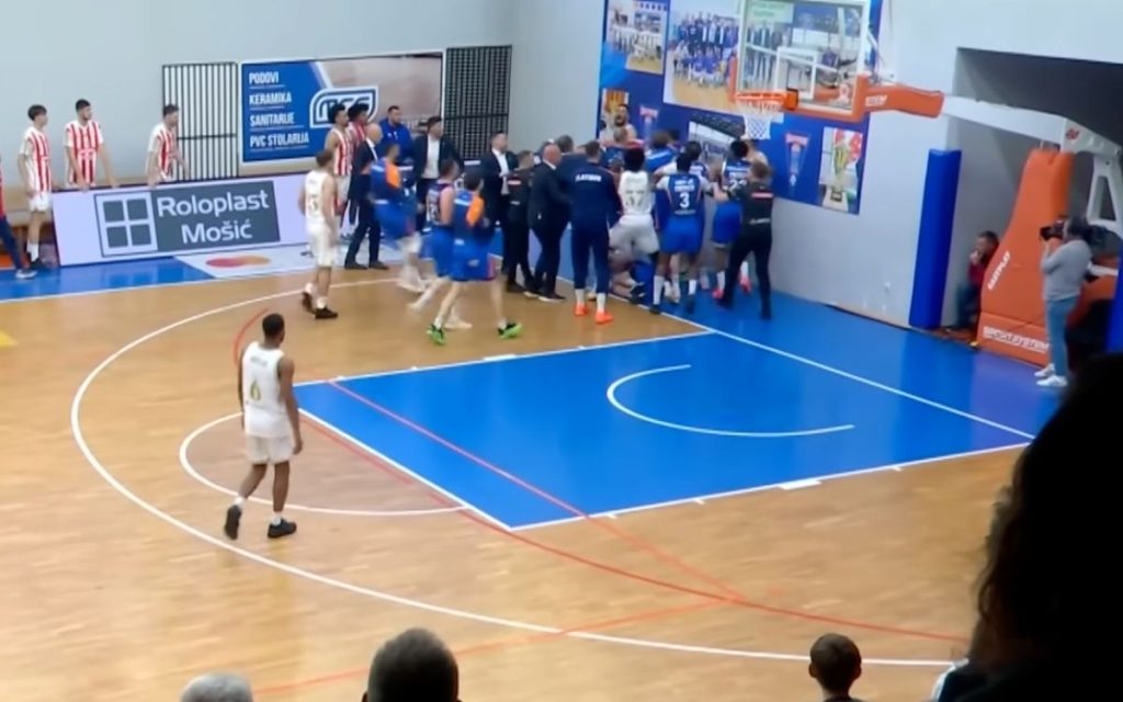 SAVEZ DONEO ŠOKANTNU ODLUKU: Zbog  tuče igrača Zvezde i Zlatibora suspendovane sudije, košarkaši pošteđeni!