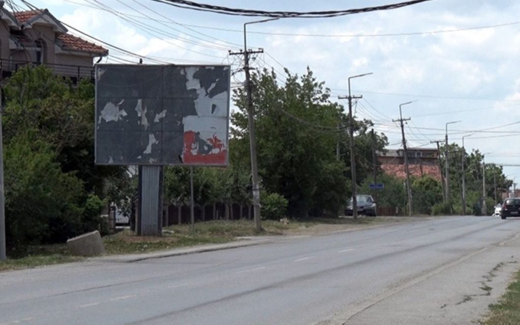 ZASMETALA IM REČ „ZAVET“: Kosovska policija zaustavila postavljanje vidovdanskog bilborda u Gračanici!