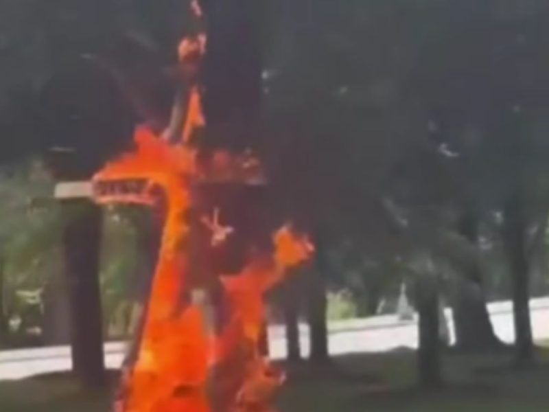 POVRATAK OZLOGLAŠENOG KLANA? Jeziva scena u Čikagu, u popularnom parku zapaljen džinovski drveni krst! (VIDEO)