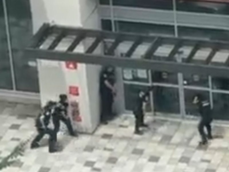 STRAVIČNA PUCNJAVA U MONTREALU: Napadač ubio policajca, ranio još dvoje ljudi pre nego što je likvidiran! (VIDEO)