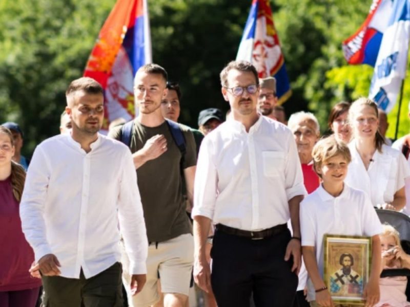 „NJIHOVA ŽRTVA NE SME BITI ZABORAVLJENA“: Princ Filip sa porodicom učestvovao u tradicionalnom hodočašću na Cer! (FOTO)