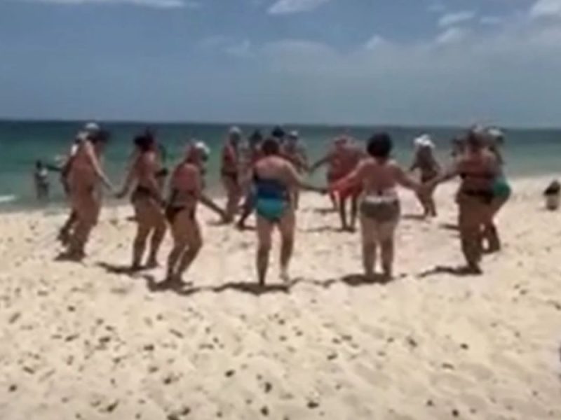NE ZOVU NAS DŽABE NEBESKIM NARODOM: Srpski turisti zaigrali kolo nasred plaže u Tunisu! (VIDEO)