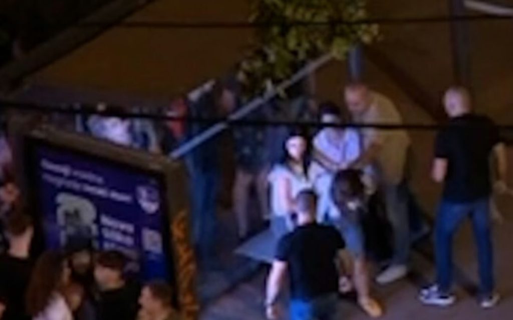 „MRDIĆEVI ZAKONI“ NA DELU: Policajka koja je maltretirala studentkinju ispred Pravnog kupuje slobodu za 400.000 dinara! (VIDEO)
