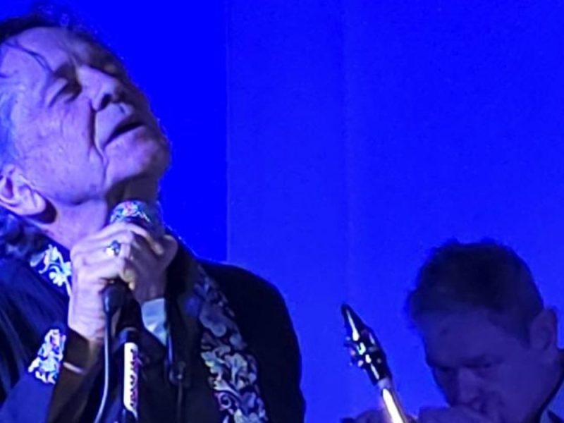VELIKA AMERIČKA ROK ZVEZDA U SRPSKOJ SVETINJI: Osnivač kultnog benda „Tuxedomoon“ napravio spektakl u Vladičanskom dvoru! (FOTO)