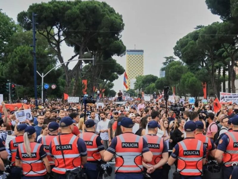„ALBANIJA NIJE NA PRODAJU“ Masovni protesti u Tirani zbog izgradnje luksuznog odmarališta Trampovog zeta na mestu bivše vojne baze! (VIDEO)