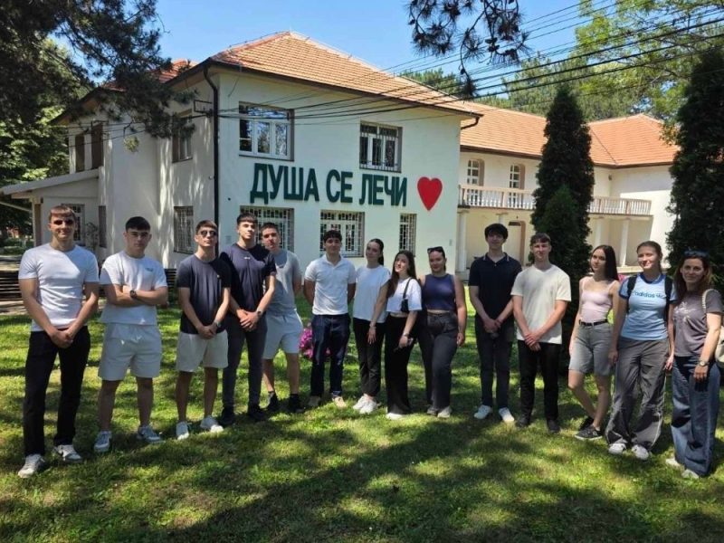 „PO UZORU NA SVE ČEMU STE NAS NAUČILI“: Niški maturanti umesto poklona razrednoj novac donirali bolnici! (FOTO)