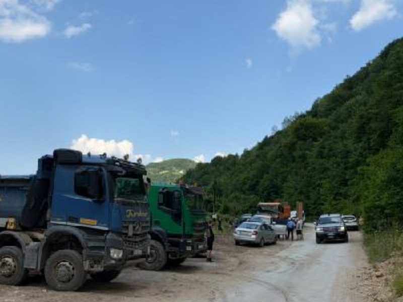 UDAR NA SRPSKU IMOVINU NA GAZIVODAMA: Uz asistenciju kosovske policije počelo rušenje pet vikendica u vlasništvu Srba!