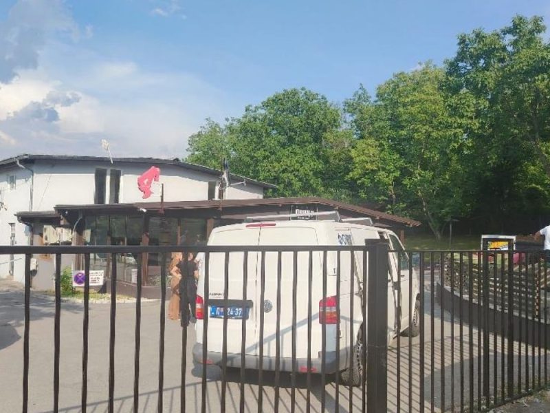 PUCNJAVA U KAFIĆU NA VOŽDOVCU: Ubijena jedna osoba, drugoj se lekari na VMA bore za život!