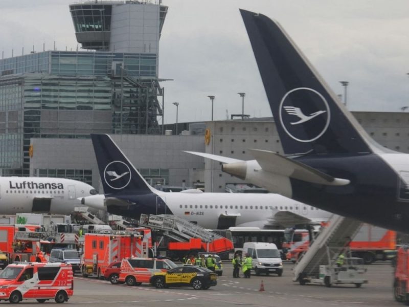 POVREĐENO NEKOLIKO ČLANOVA POSADE: Drama u Frankfurtu pred let za Los Anđeles, avion pao zbog kvara na prednjem točku! (VIDEO)