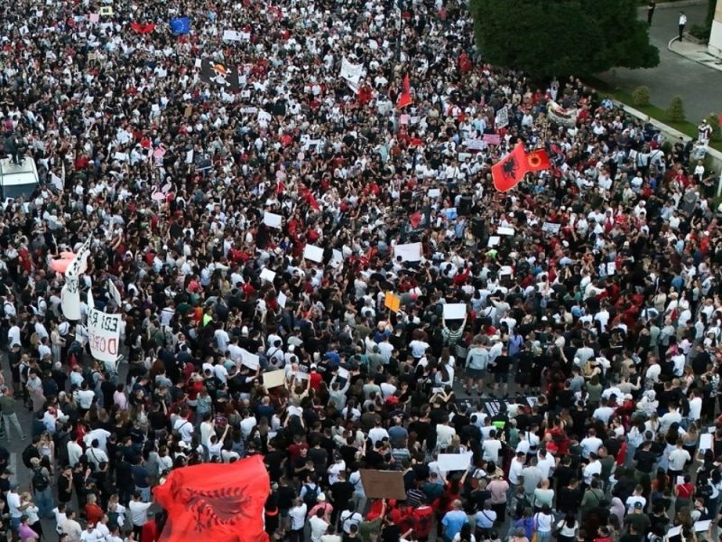 PROJEKAT OD 4 MILIJARDE DOLARA POD ISTRAGOM: Albanija zamrzla imovinu partnera Trampovog zeta nakon masovnih protesta! (VIDEO)