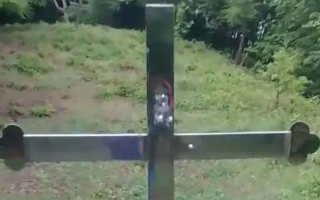 SRAMAN VANDALIZAM KOD TRAVNIKA: Izrešetali pravoslavni krst na groblju u selu gde više nema nijednog Srbina!