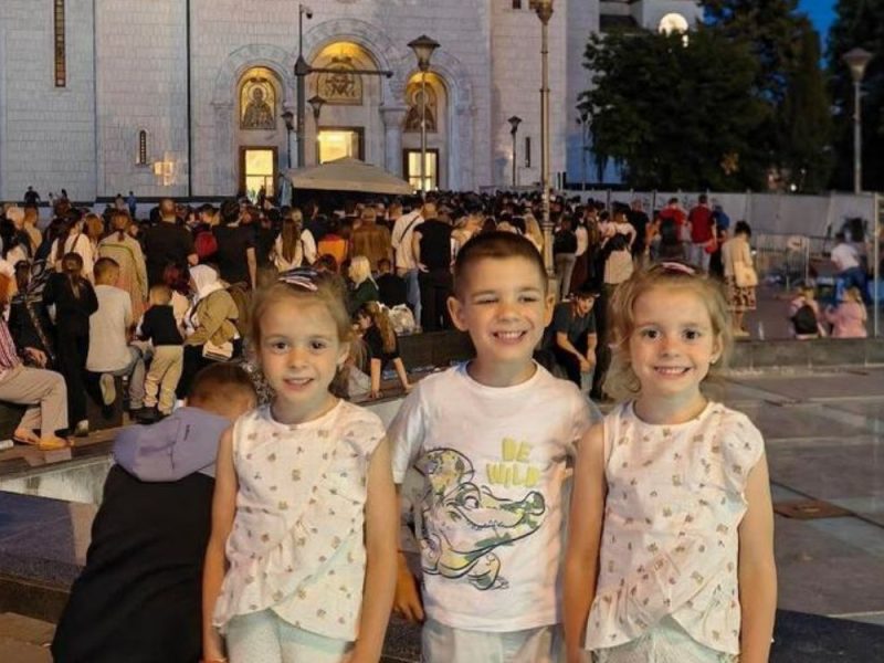 „POJAS PRESVETE BOGORODICE MI JE DONEO TROJKE”: Dirljiva priča Marije koja je sa decom čekala 11 sati u redu da celiva svetinju!