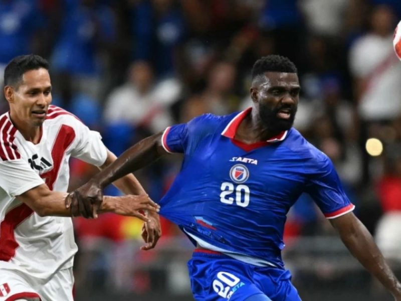 FIFA ZABRANILA DRESOVE ZBOG „POLITIKE“: Haiti morao da menja opremu za Svetsko prvenstvo zbog istorijskog motiva! (FOTO)