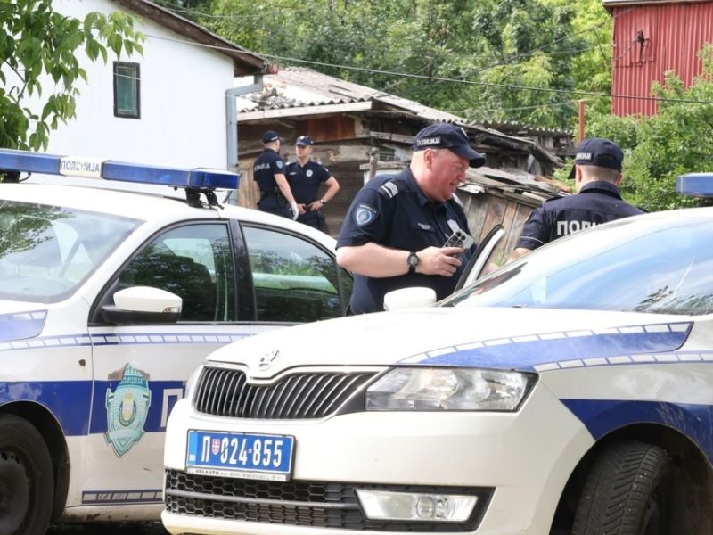 PUCNJAVA NA ZVEZDARI: Maskirani muškarac u panciru upao u kafić i otvorio vatru, gosti se krili pod stolovima!
