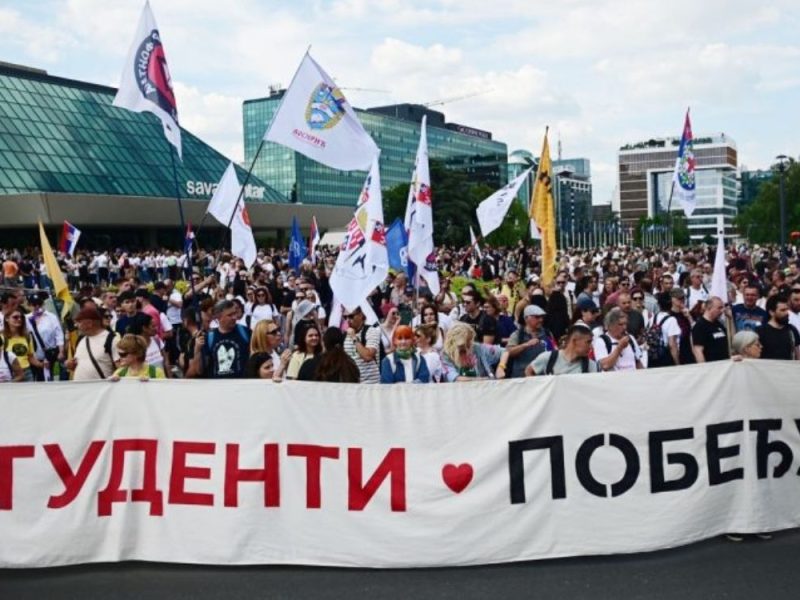 STUDENTI U BLOKADI SE OBRATILI MATURANTIMA: „Vi ste dokaz da se svest o pravednosti uči od malih nogu!“ (FOTO)