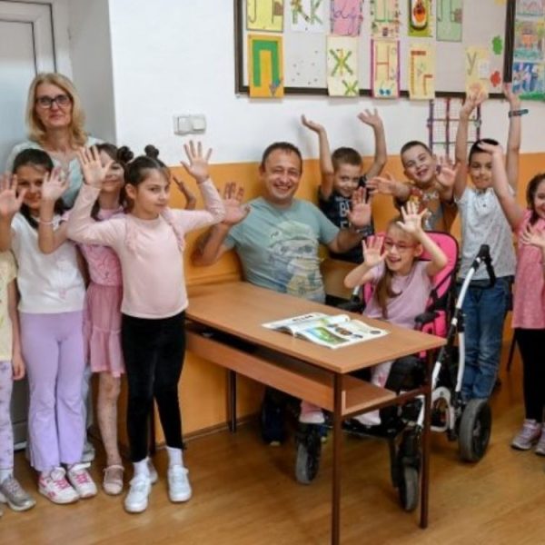 VELIČANSTVEN GEST MALIH LJUDI SA VELIKIM SRCEM: Prvaci iz Ripnja pevaju i plešu da kupe kolica svojoj bolesnoj drugarici Dariji!