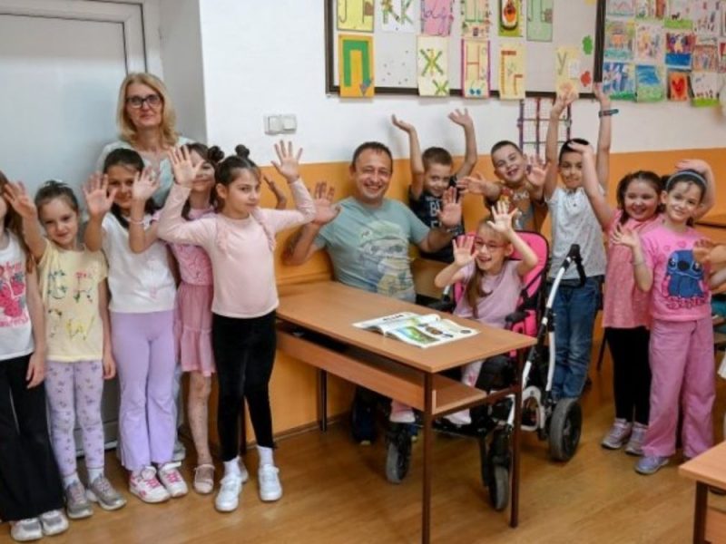 VELIČANSTVEN GEST MALIH LJUDI SA VELIKIM SRCEM: Prvaci iz Ripnja pevaju i plešu da kupe kolica svojoj bolesnoj drugarici Dariji!