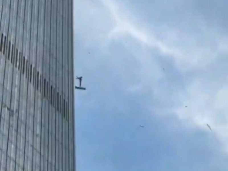 HAOS U PEKINGU, AVION SE ZABIO U NAJVIŠI NEBODE: Pilot stradao na licu mesta, povređeno 13 ljudi, policija hitno naređuje brisanje jezivih snimaka! (VIDEO)