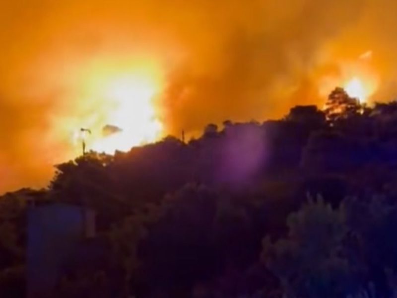 VELIKI POŽAR U HRVATSKOJ: Gori borova šuma na ostrvu Vis, vatra preti kućama, angažovani i kanaderi! (VIDEO)