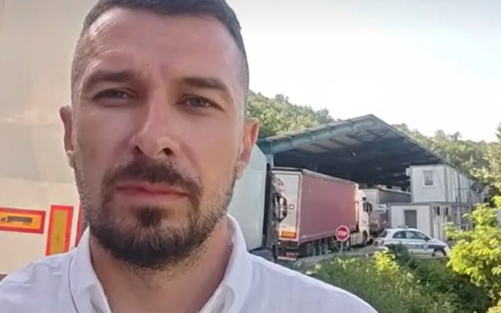 „ZBOG ZASTAVA MI NE DAJU DA SE VRATIM KUĆI“: Srpski odbornik iz Leposavića zaustavljen na Jarinju, vraćao se sa skupa u Kraljevu!