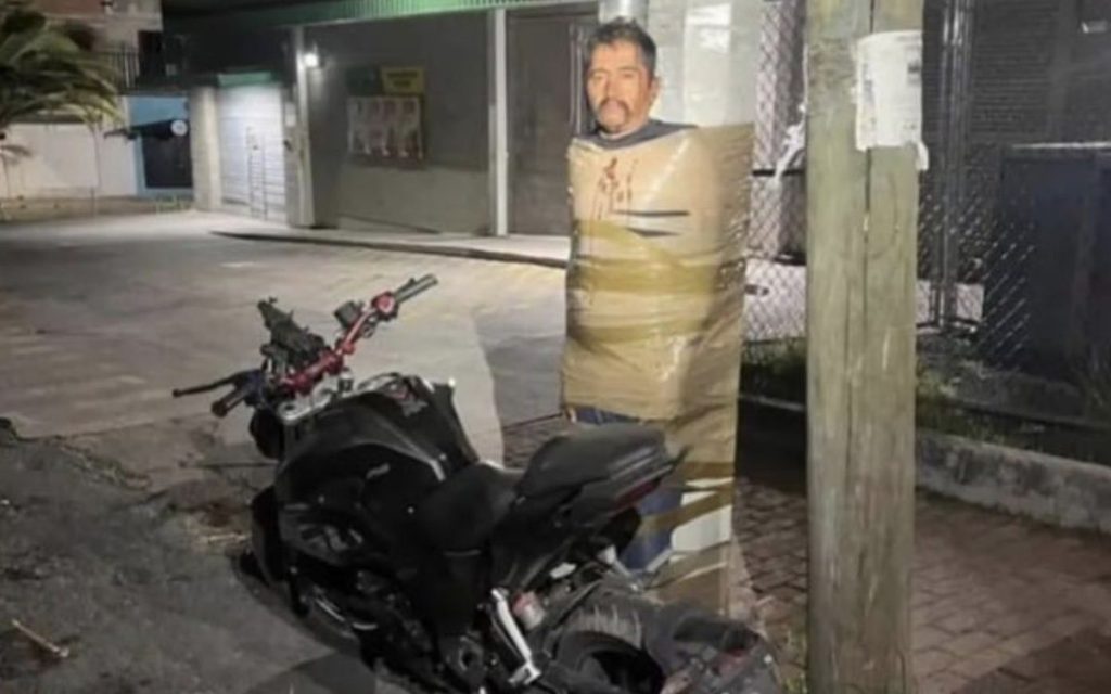 MEKSIČKA POLICIJA TRAGA ZA „BETMENOM“: Misteriozni osvetnik lovi lopove i vezuje ih trakom za bandere! (VIDEO)