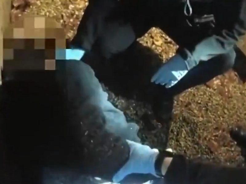 BRITANIJA NA NOGAMA: Imigrant izbo muškarca, policija poverovala napadaču da je žrtva rasista, umro sa lisicama na rukama! (UZNEMIRUJUĆI VIDEO)