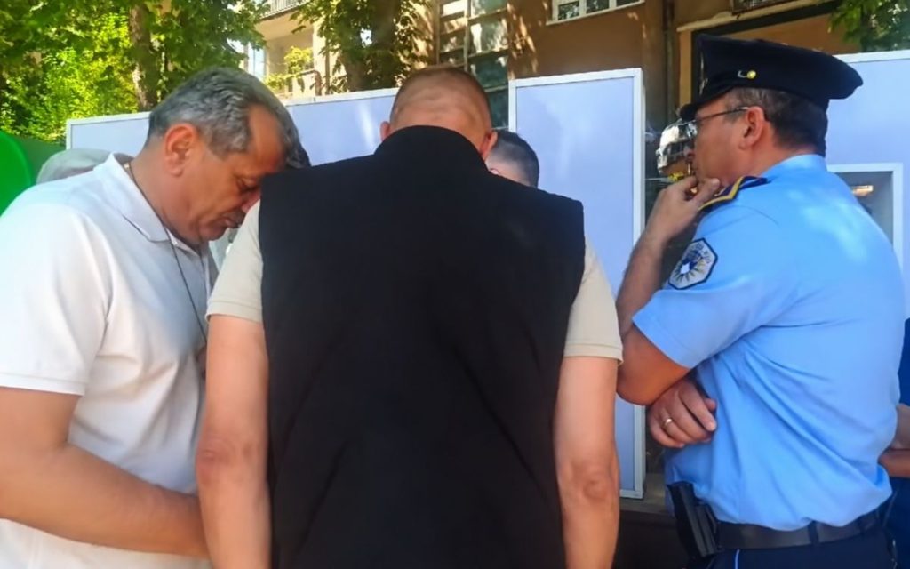 NAPETO U SEVERNOJ MITROVICI: Kosovska policija privela predsednika Skupštine opštine, sprejom poprskao srce na instalaciji „Ja volim Mitrovicu“! (VIDEO)