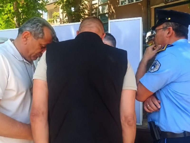 NAPETO U SEVERNOJ MITROVICI: Kosovska policija privela predsednika Skupštine opštine, sprejom poprskao srce na instalaciji „Ja volim Mitrovicu“! (VIDEO)
