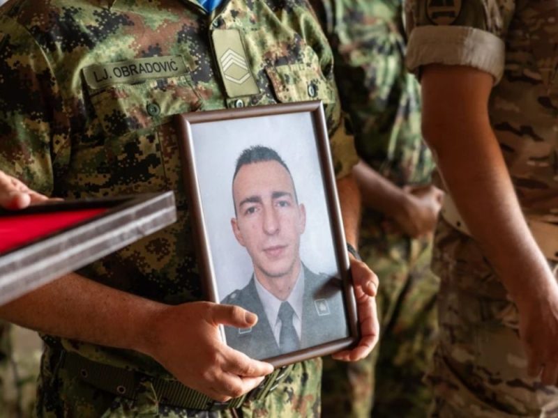 ZASTAVE NA POLA KOPLJA U KRALJEVU: Sutra Dan žalosti zbog pogibije srpskog vojnika u Libanu, zakazana i komemoracija!