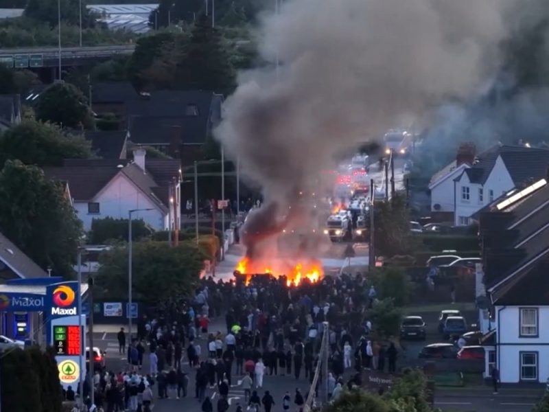SEVERNA IRSKA SE NE SMIRUJE: Protesti protiv imigracije u više gradova, policija koristila vodene topove!