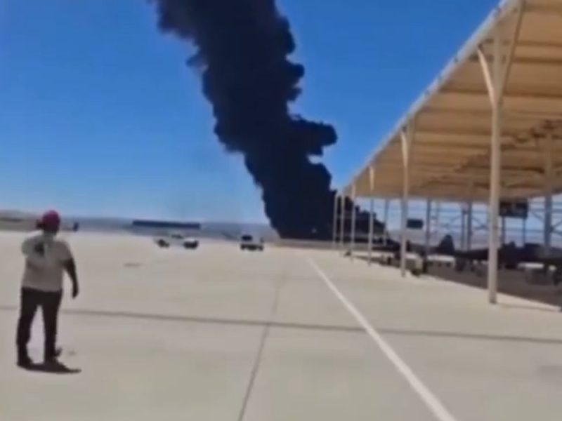 TRAGEDIJA U KALIFORNIJI: Osam članova posade poginulo u padu bombardera B-52 kod vojne baze! (VIDEO)