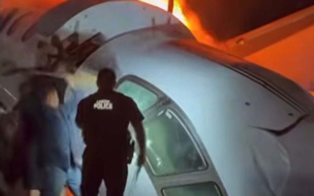DRAMA U TEKSASU: Avion sa šest putnika pao na autoput i zapalio se, vozači pritrčali da spasu povređene! (VIDEO)