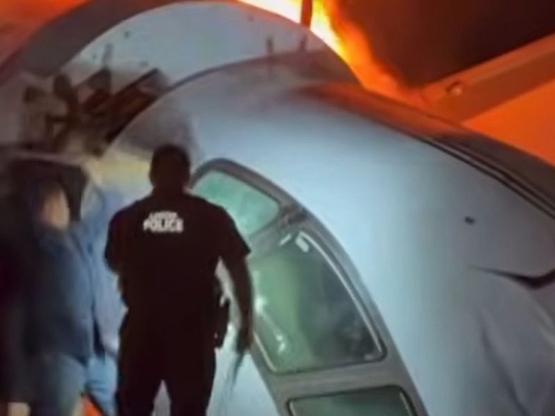 DRAMA U TEKSASU: Avion sa šest putnika pao na autoput i zapalio se, vozači pritrčali da spasu povređene! (VIDEO)