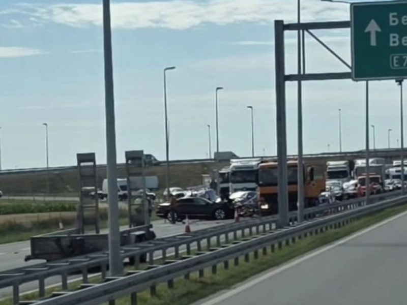 STRAVIČAN SUDAR NA PUTU KA NOVOM SADU: Automobil naleteo na kamion u zoni radova, vozilo potpuno uništeno!