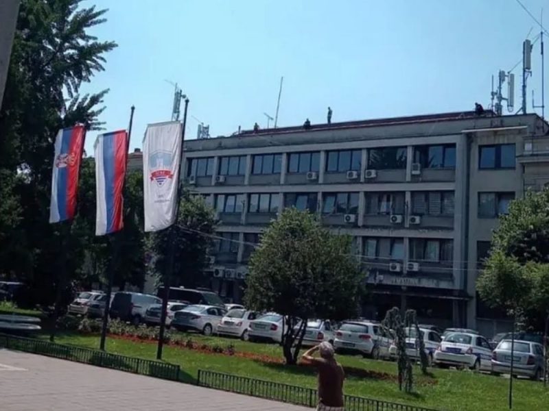 DRAMA U SMEDEREVU: Pritvorenik preti skokom sa krova policijske stanice, spasioci razvili vazdušni jastuk!