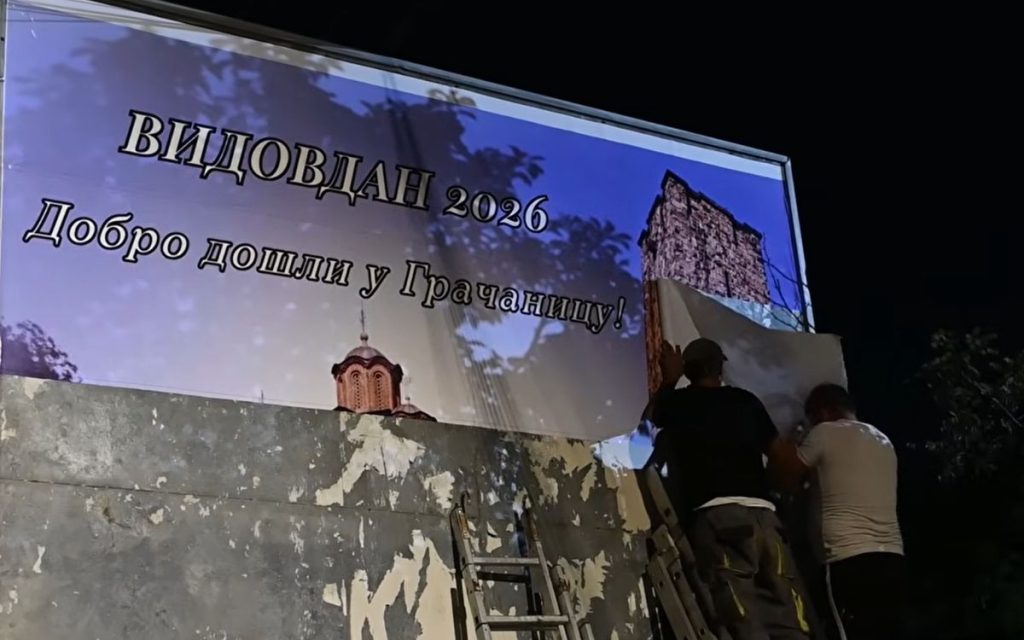 RADNICI ORGANIZOVALI AKCIJU TOKOM NOĆI: Srbi uspeli da postave bilbord „Vidovdan 2026“ u Gračanici! (VIDEO)