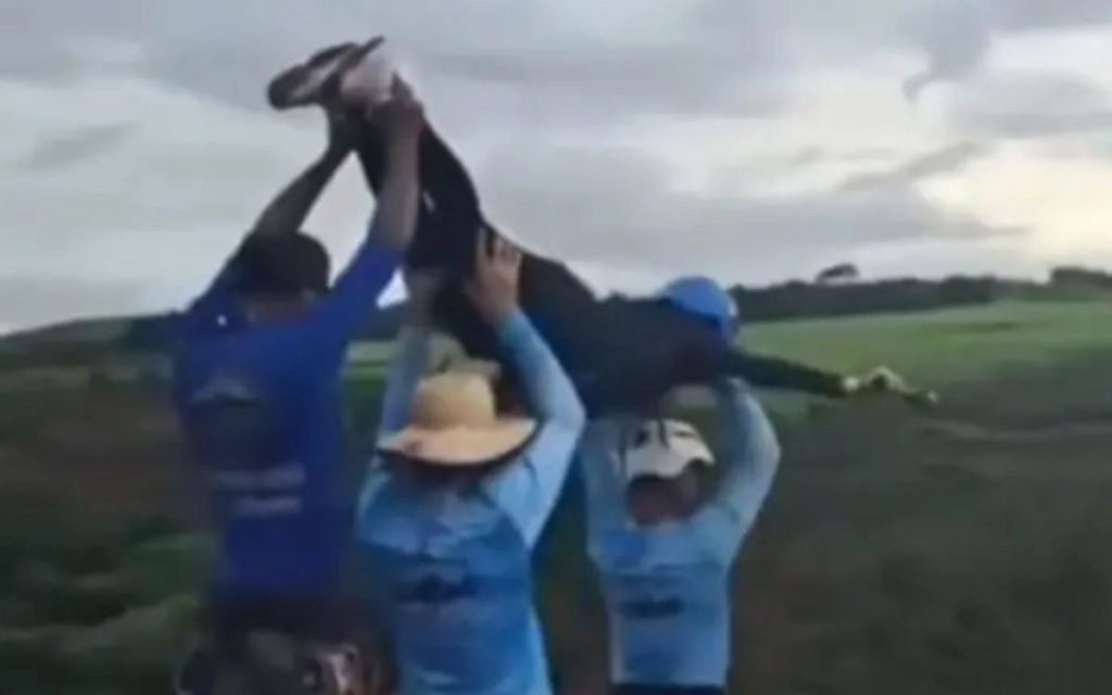 TRAGEDIJA U BRAZILU: Devojku greškom bacili sa bandžija bez ikakve opreme! (VIDEO)