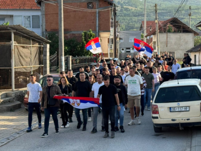 VANREDNI IZBORI NA KiM: Srbi sa trobojkama krenuli na glasanje, otvorena biračka mesta širom Pokrajine!