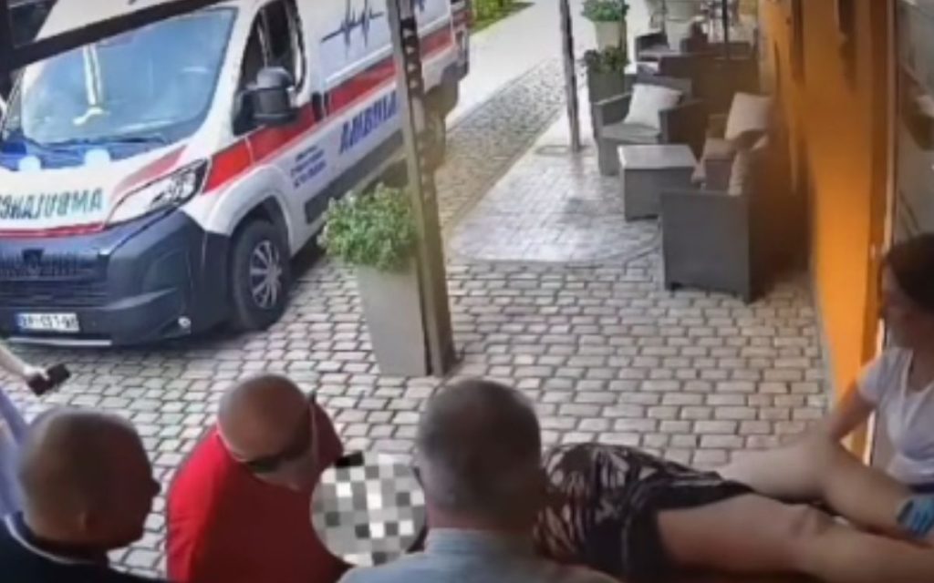 EPILOG TRAGEDIJE U BAČKOJ PALANCI: Suspendovani radnici Hitne pomoći koji su istresli penzionerku na zemlju pred funkcionerima SNS-a!