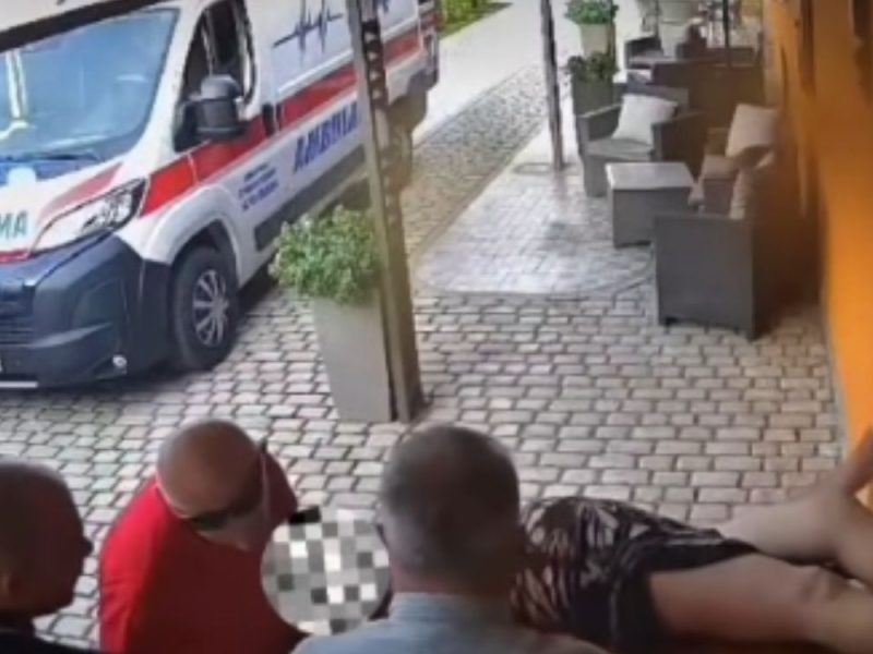 PARTIJSKA KNJIŽICA KOŠTA ŽIVOTA U BAČKOJ PALANCI: Hitna istresla penzionerku na zemlju pred lokalnim funkcionerima, nesrećna starica preminula u bolnici! (UZNEMIRUJUĆI VIDEO)