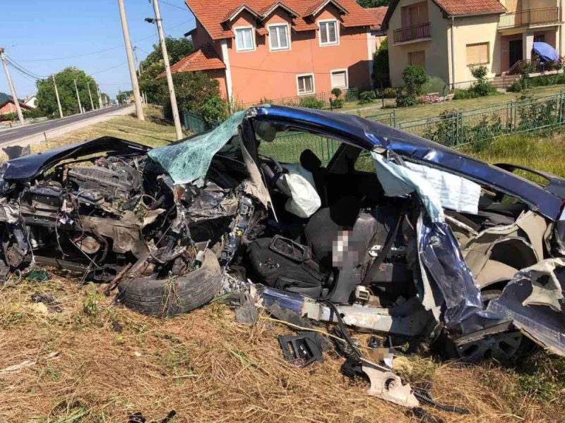 JEZIVA SAOBRAĆAJNA NESREĆA KOD TRSTENIKA: Bahati vozač prešao u suprotnu traku, usmrtio ženu i povredio dvoje tinejdžera!