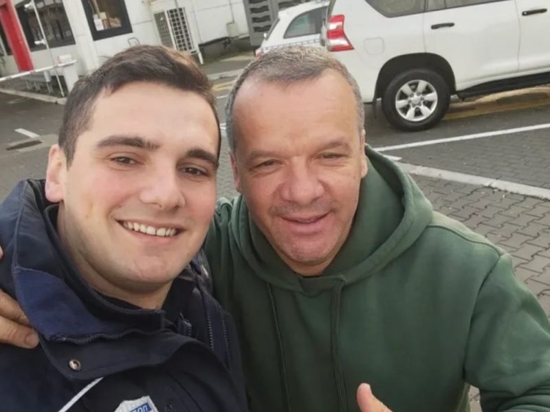 VRATIO IM VERU U LJUDE: Porodica sa starom bakom i detetom tri sata nemoćno čekala na drumu, a onda je granični policajac Stefan uzeo stvar u svoje ruke!