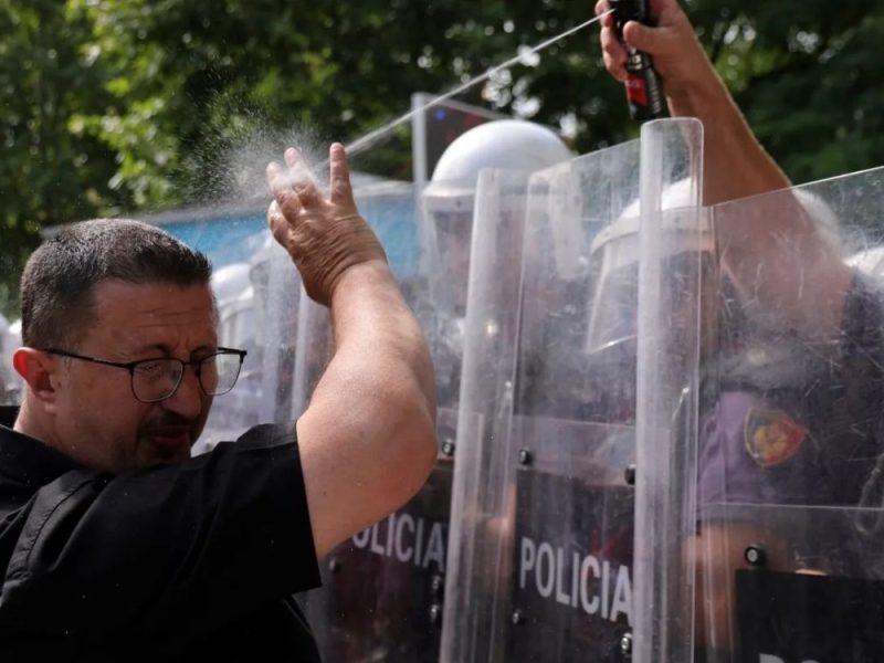 „RAMA MORA U ZATVOR“: Haos ispred parlamenta u Tirani, policija suzavcem i vodenim topovima udarila na demonstrante! (VIDEO)