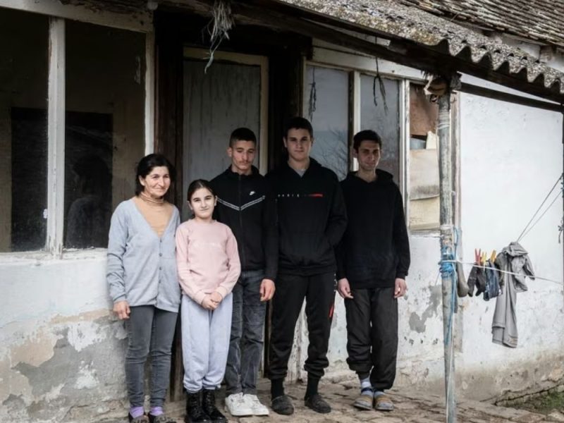 PORODICI HORNJAK JE POTREBNA NAŠA POMOĆ: Kuća im se ruši i kupaju se u šupi, a za koru hleba zarađuju u štali! (FOTO)