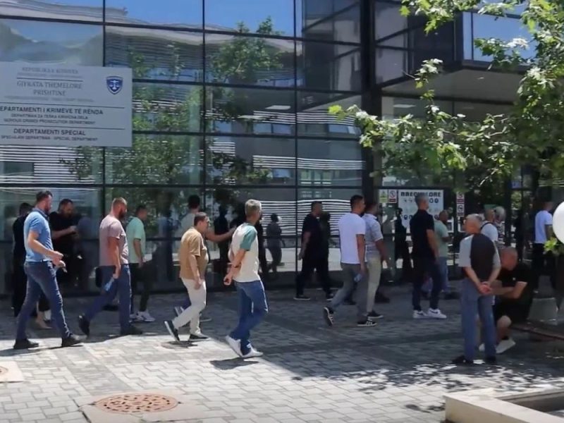 „KOSOVO JE SRBIJA“ I TRI PRSTA KOŠTAJU 700 EVRA: Kurtijev sud osudio 36 Srba privedenih na Vidovdan na Gazimestanu!
